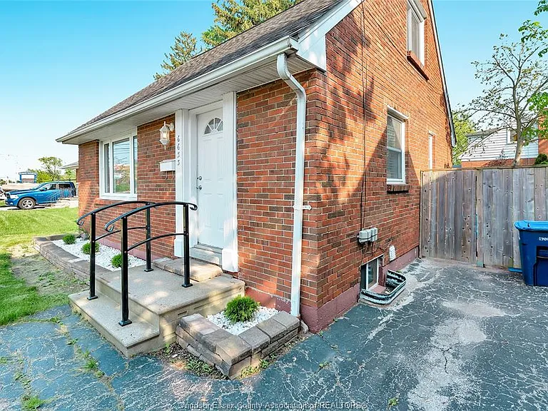 6633 Wyandotte St E — Photo 2