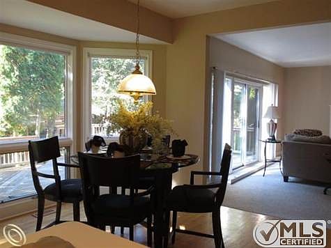05-Kitchen Dining.JPG