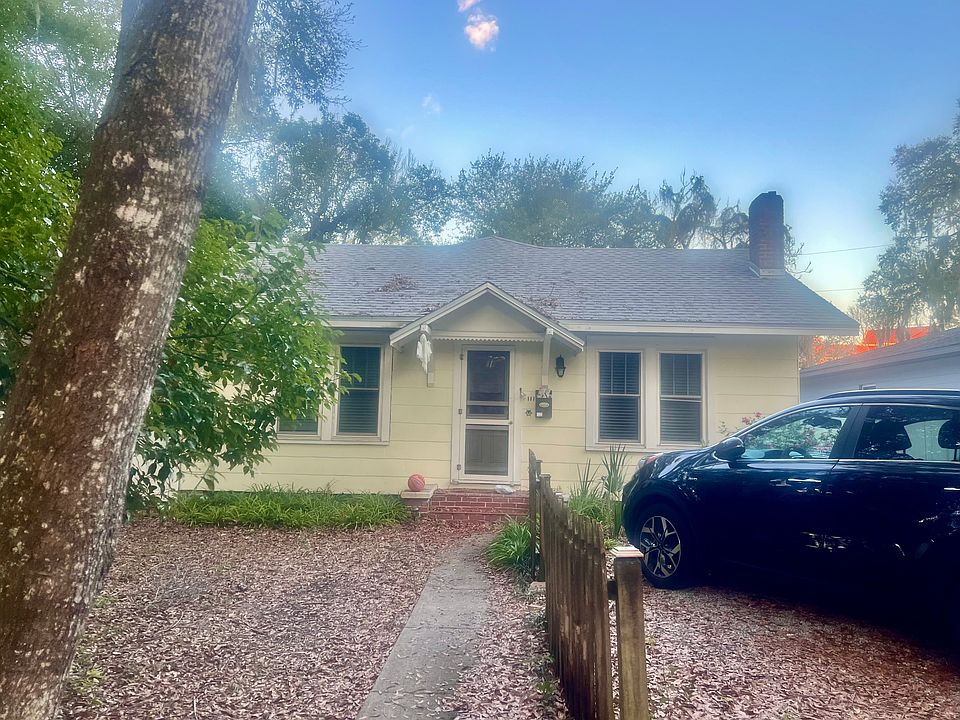 Photo taken looking over the gate to the front of the house from the sidewalk. (Three houses from University Avery, directly across from the O'Dome)
