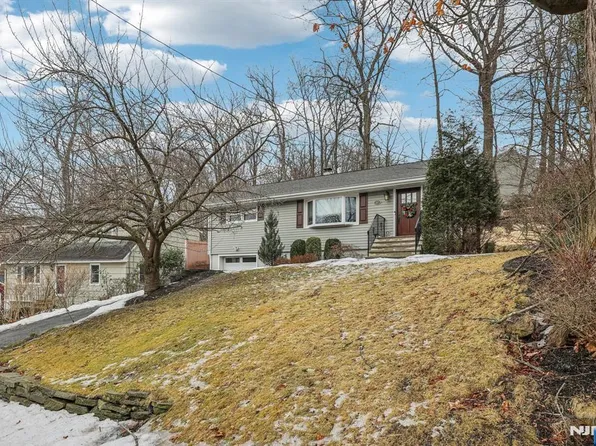 32 Wenonah Ave, Oakland, NJ 07436