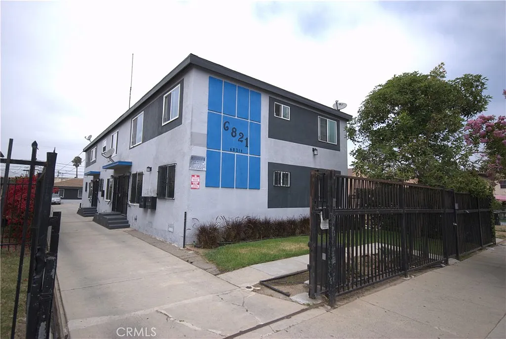12 bed, 1200 sqft, $2,500 — Photo 1