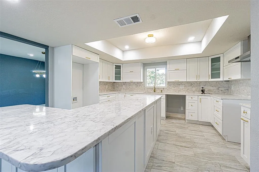 4 bed, 3.0 bath, 2700 sqft, $3,295 — Photo 4