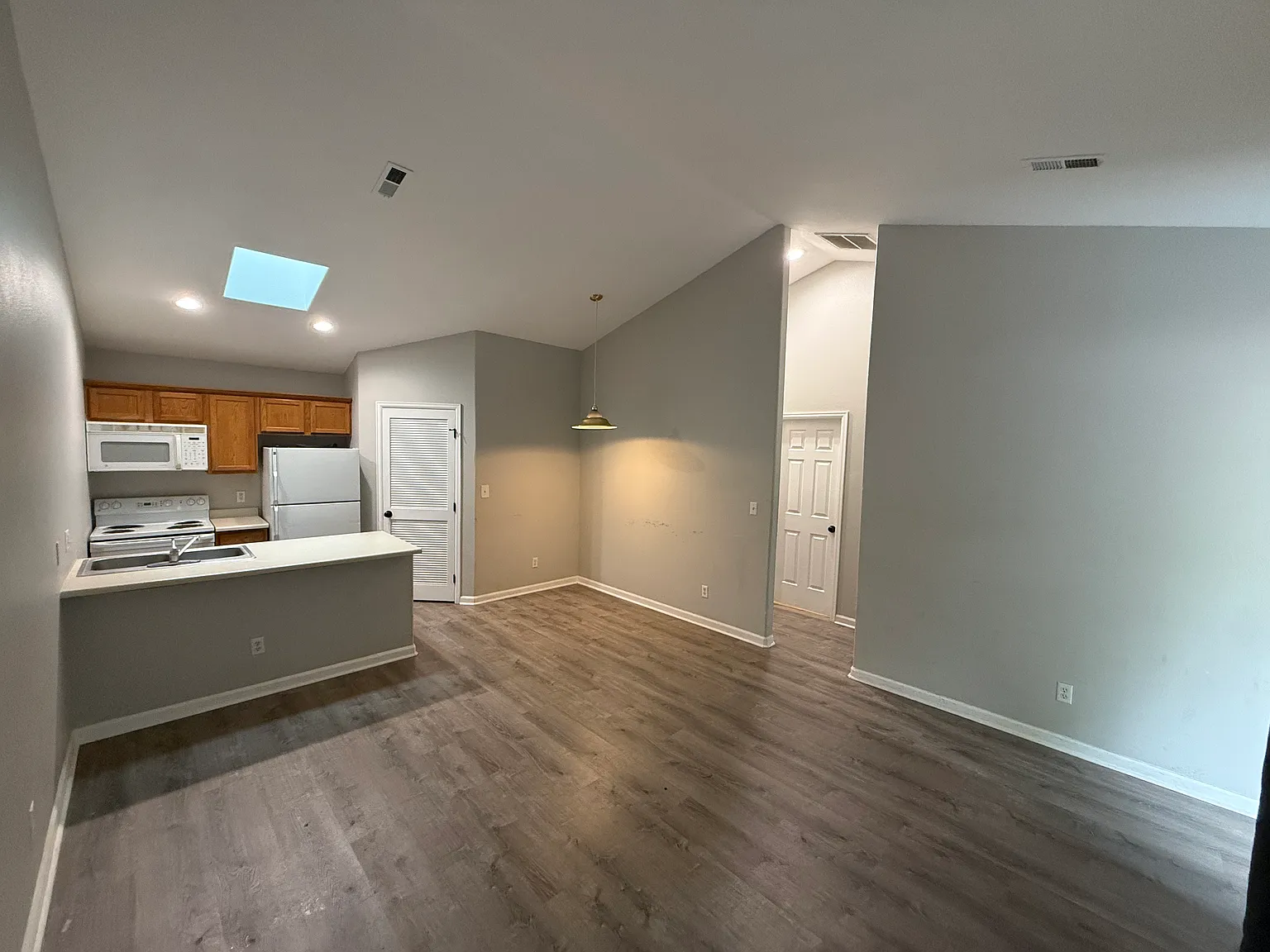 2 bed, 800 sqft, $1,995 — Photo 2
