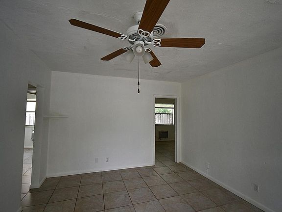 4th image of 403 SW 11th Ct