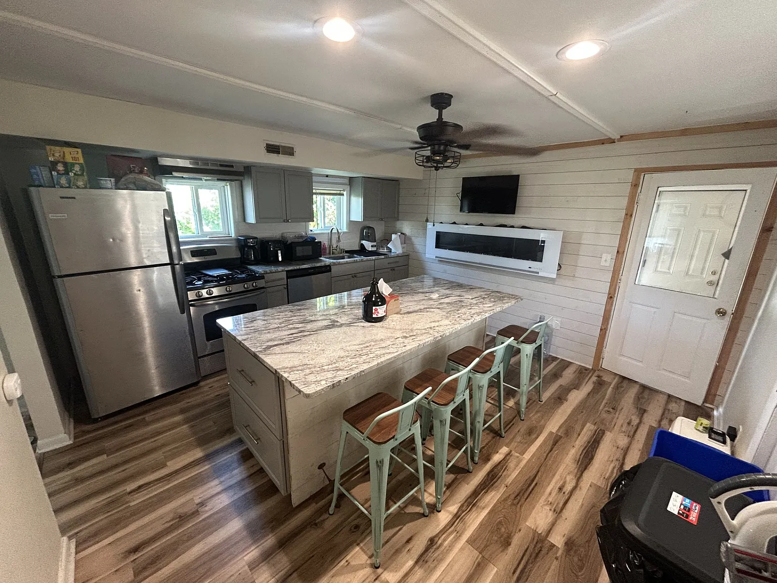 3 bed, 1.5 bath, 2000 sqft, $3,200 — Photo 4