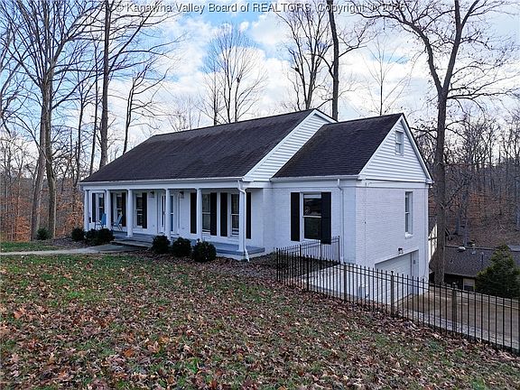 3rd image of 220 Woodlomond Way
