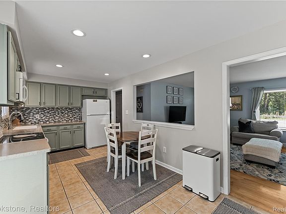 5th image of 4895 Clarkston Rd