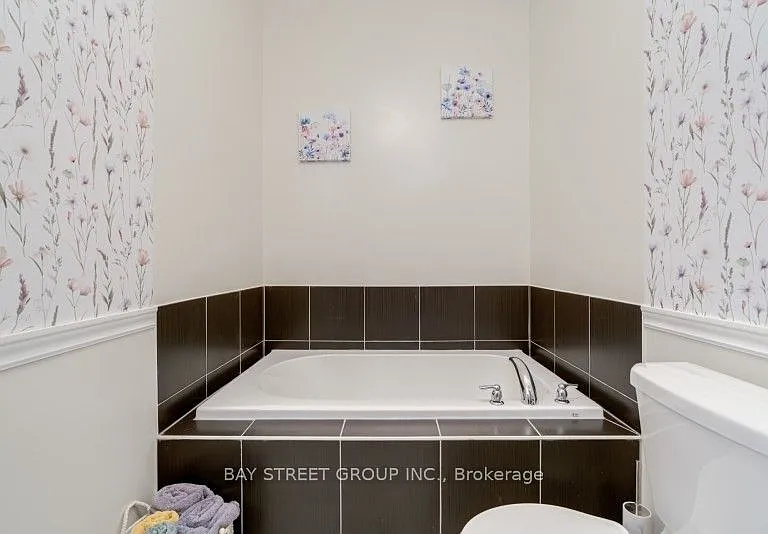 121 Luzon Ave — Photo 30