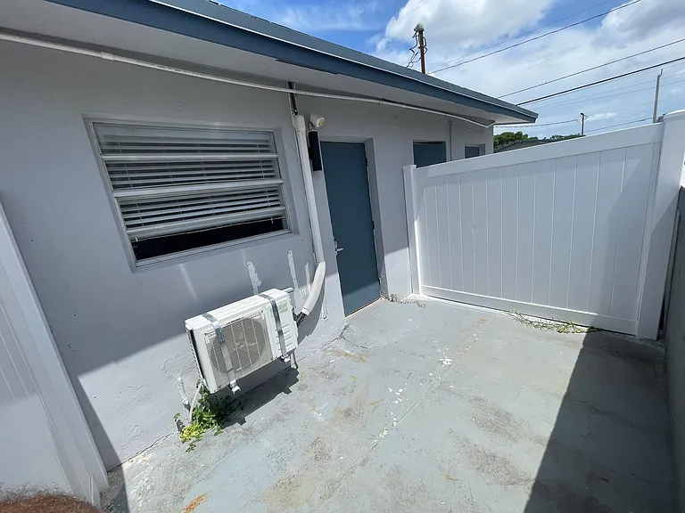 215 SW 16th St #4 — Photo 7