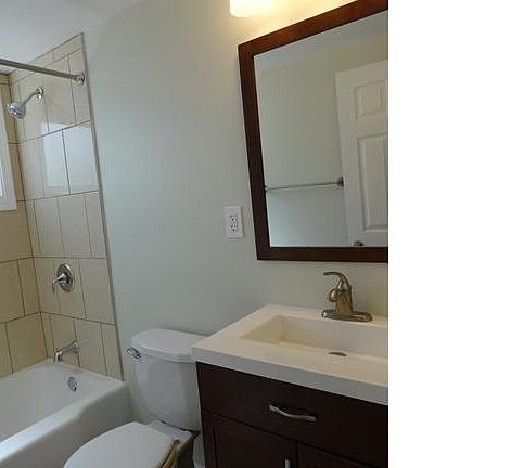 5th image of 144 E Monmouth Ave