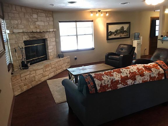 4th image of 40 Wood Cove Cir