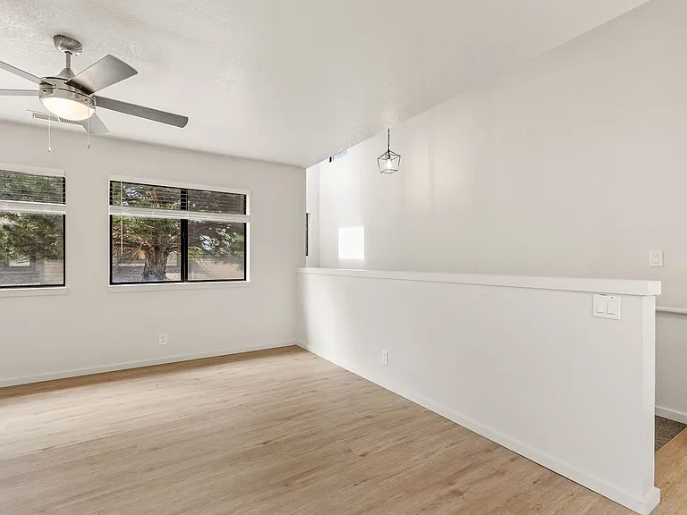 3325 E Lockett Rd — Photo 22