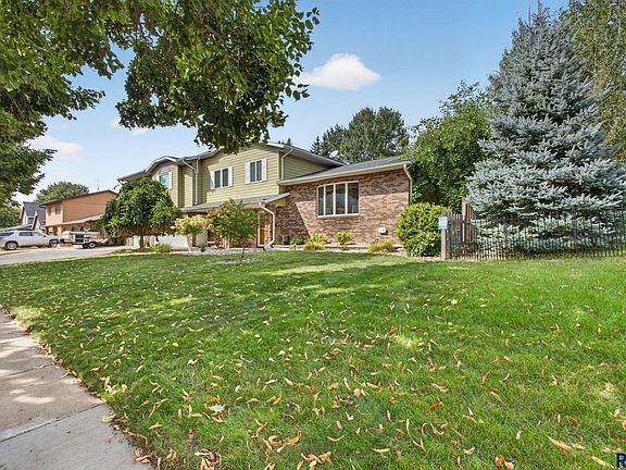 2nd image of 708 E Alder Ln