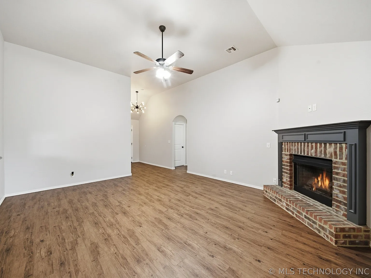 3 bed, 2.0 bath, 1541 sqft, $1,900 — Photo 2