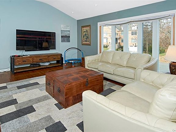 4th image of 65 Greentree Dr
