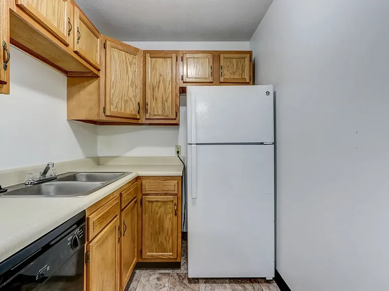 Ellacott Parkway Apartments — Photo 29