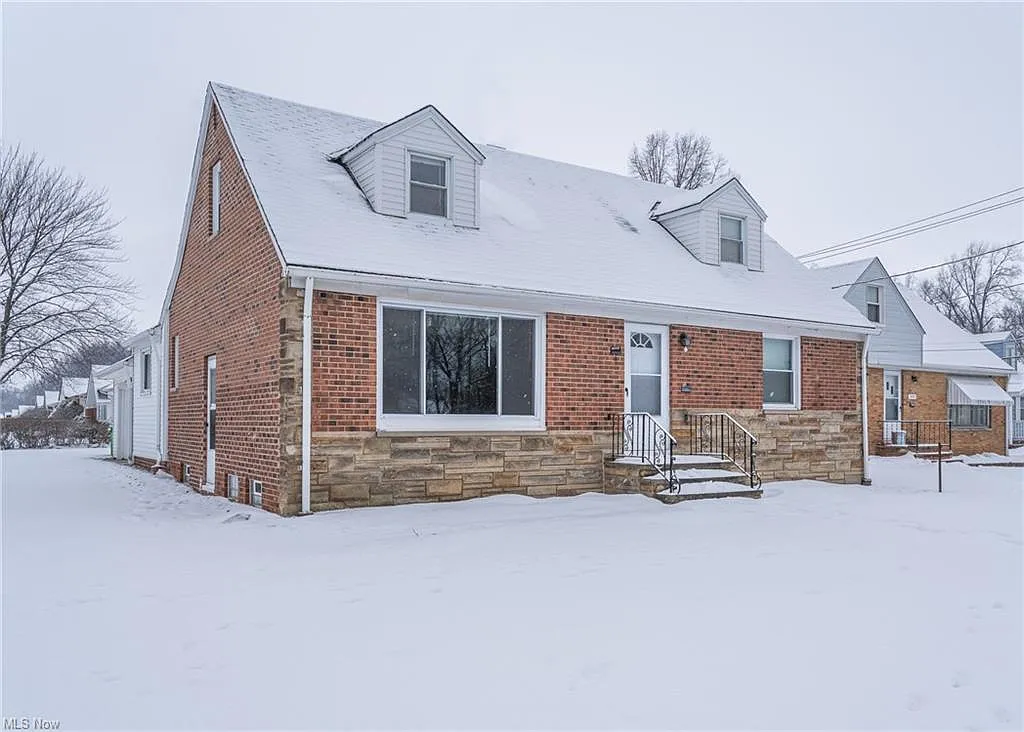 1054 S Green Rd photo 1