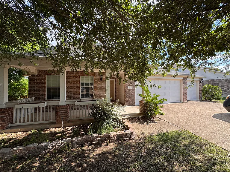 615 Kingfisher Ln — Photo 2