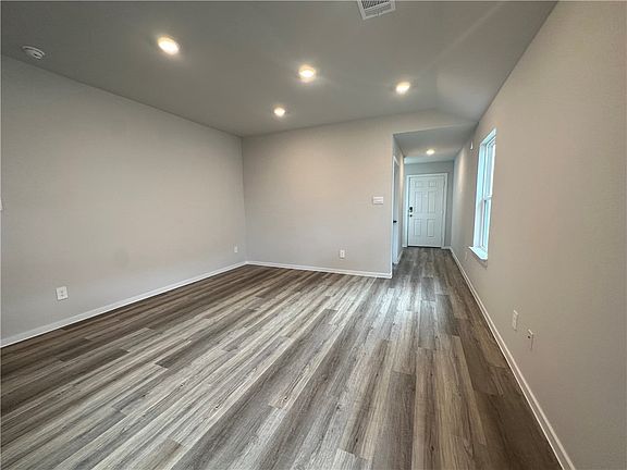 5th image of 401 Pickel Dr
