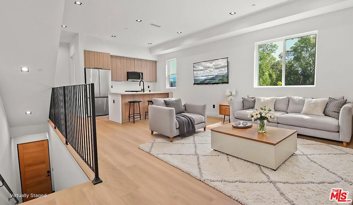 3 bed, 1600 sqft, $4,400 — Photo 1