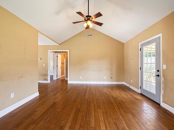 5th image of 1806 Short Leaf Ln