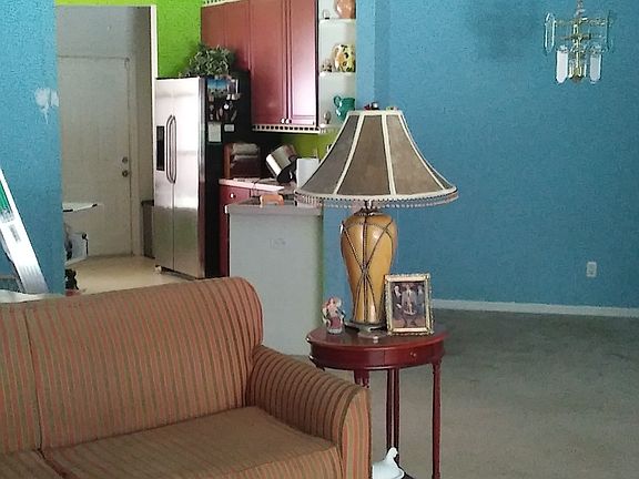 LIV RM LKN TO KITCHEN 