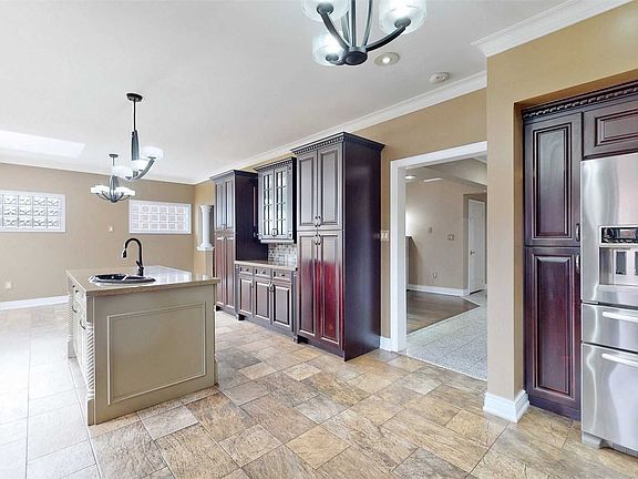 3rd image of 75 Silver Rose Cres