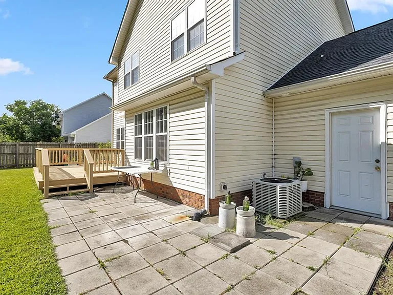 816 Commons Dr N — Photo 23