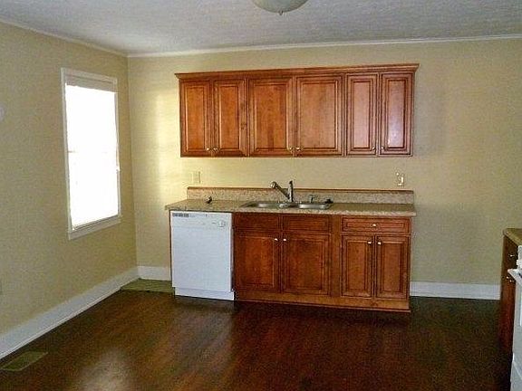 2nd image of 109 Vaughan Ave #B