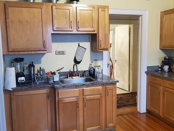 Kitchen with granite countertops, maple cabinets, and stainless steel applicances.