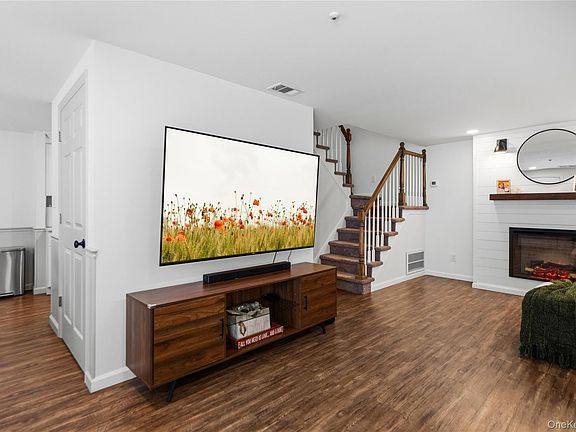 5th image of 305 Birchwood Road