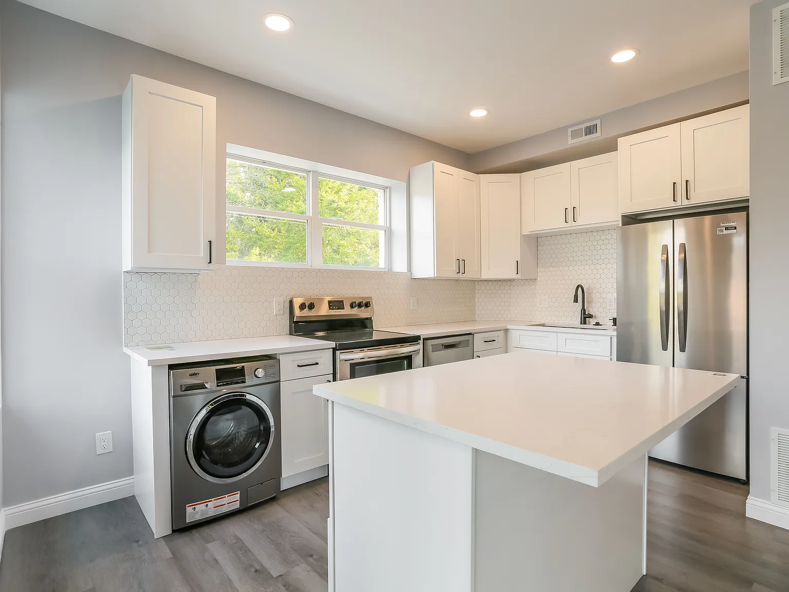2 bed, 978 sqft, $1,675 — Photo 3