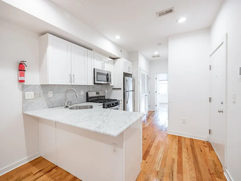 1642 N Marshall Street — Photo 2