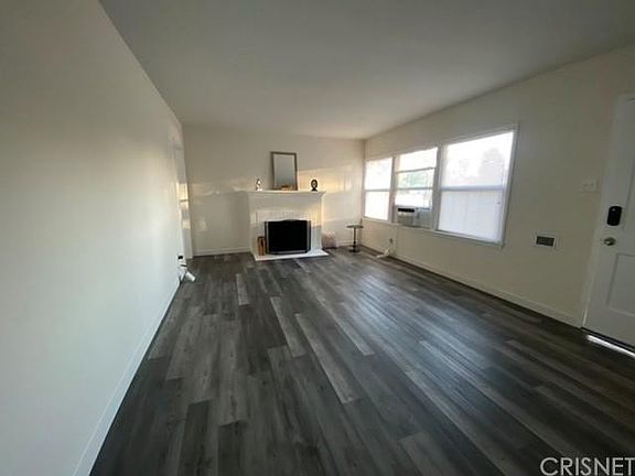 3rd image of 810 Oxford Dr