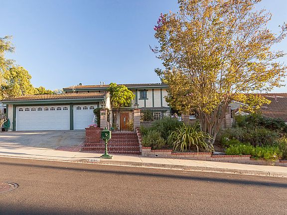 3rd image of 690 Whispering Oaks Pl