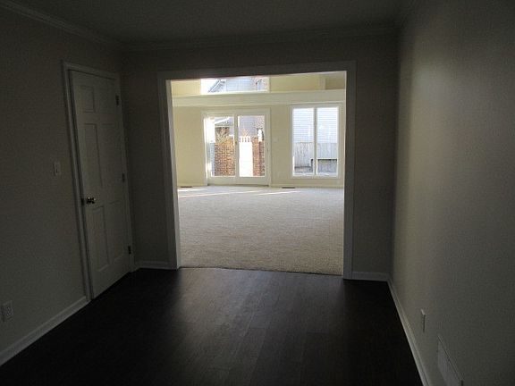 4th image of 395 S Thames Ct