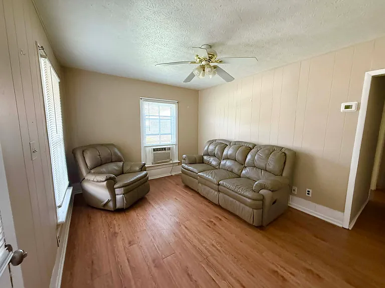 307 E Spring St #1 — Photo 4