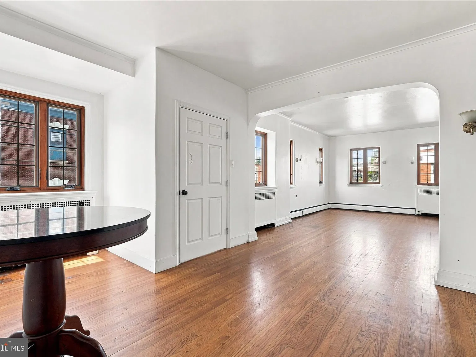 3 bed, 1.5 bath, 2400 sqft, $1,800 — Photo 2