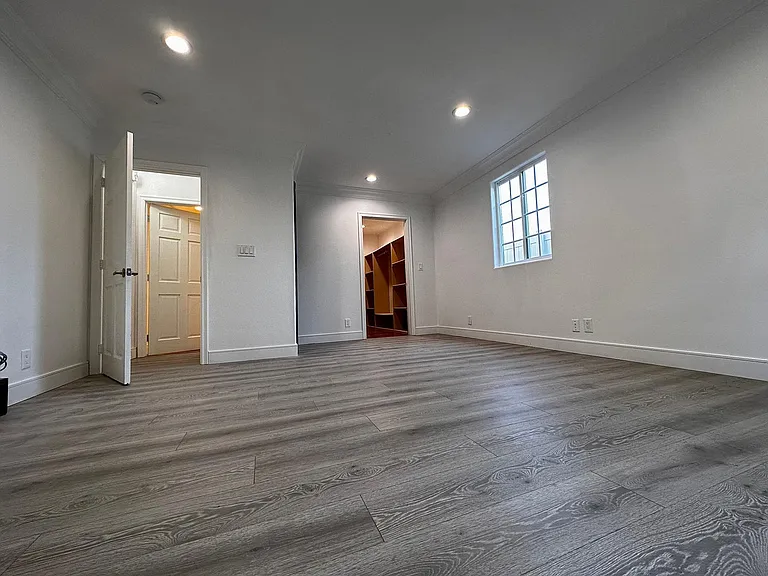 6742 Radford Ave — Photo 10