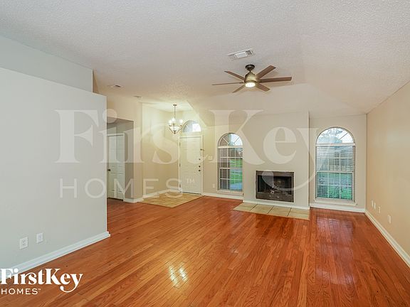 4th image of 2608 Park Valley Dr