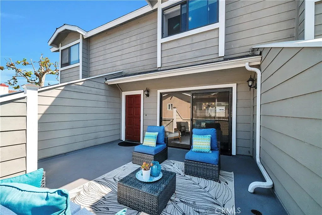 2 bed, 1.5 bath, 1034 sqft, $3,300 — Photo 3