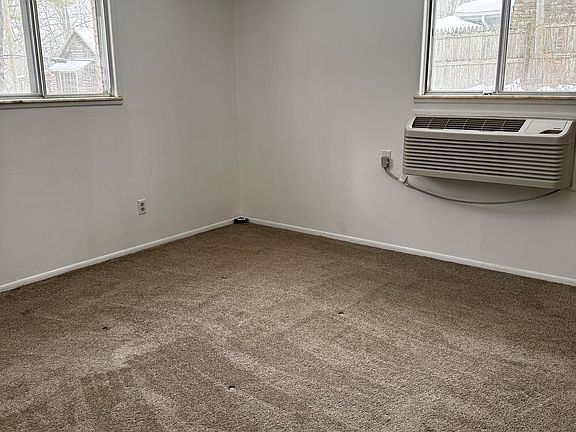 5th image of 460 Wells Dr APT B