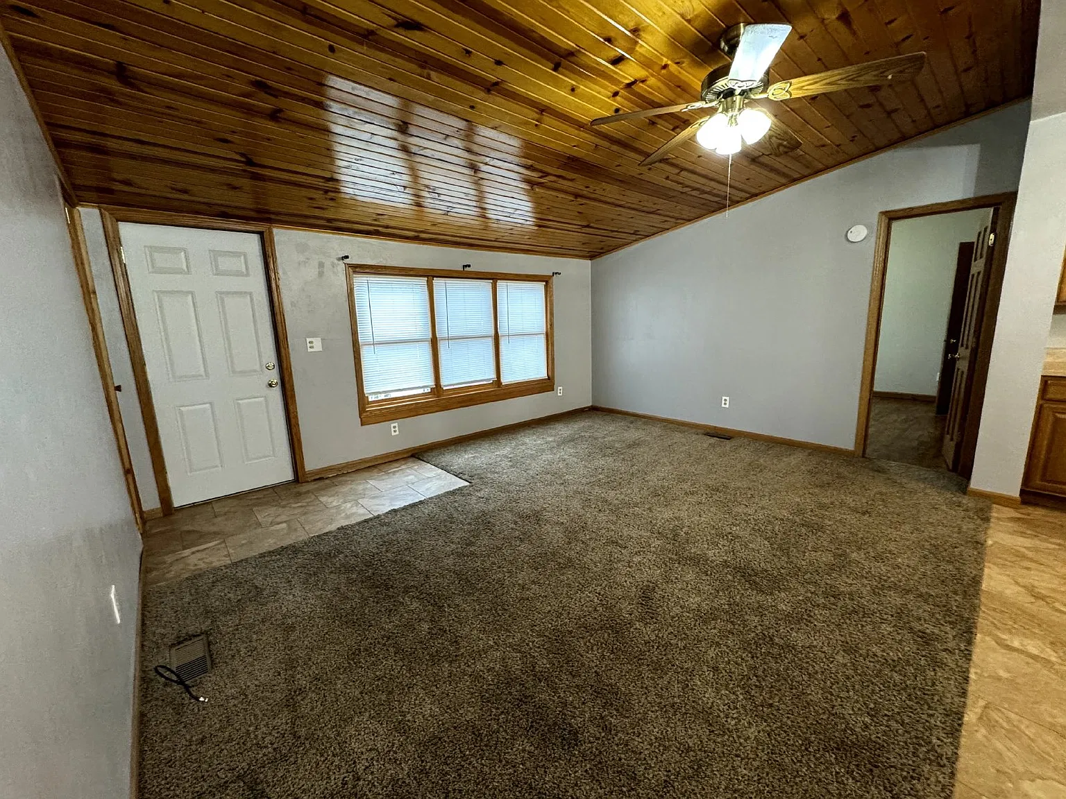 3 bed, 2.0 bath, 998 sqft, $1,550 — Photo 2