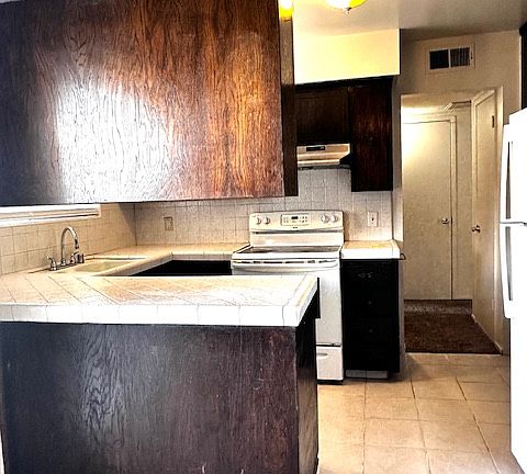 3rd image of 1528 E Garland Ave