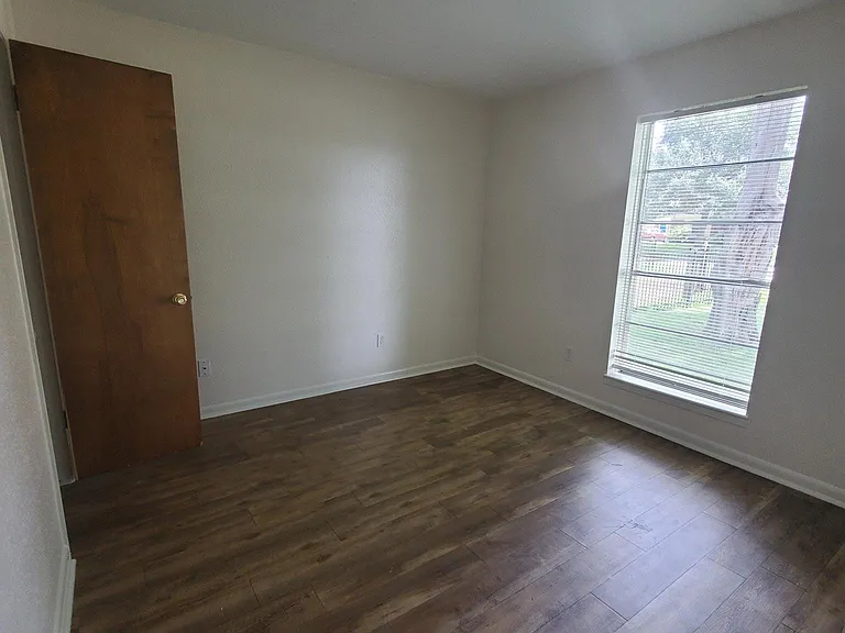 606 Francis Ct — Photo 7