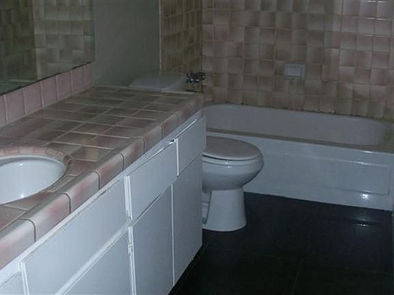 3rd image of 724 Newhall Ct