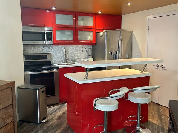 218 Queens Quay W, Toronto, ON