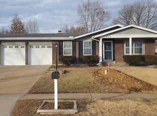 909 Queensbridge Rd, Manchester, MO 63021