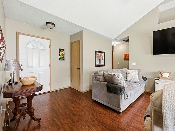 4th image of 502 N Claremont Place