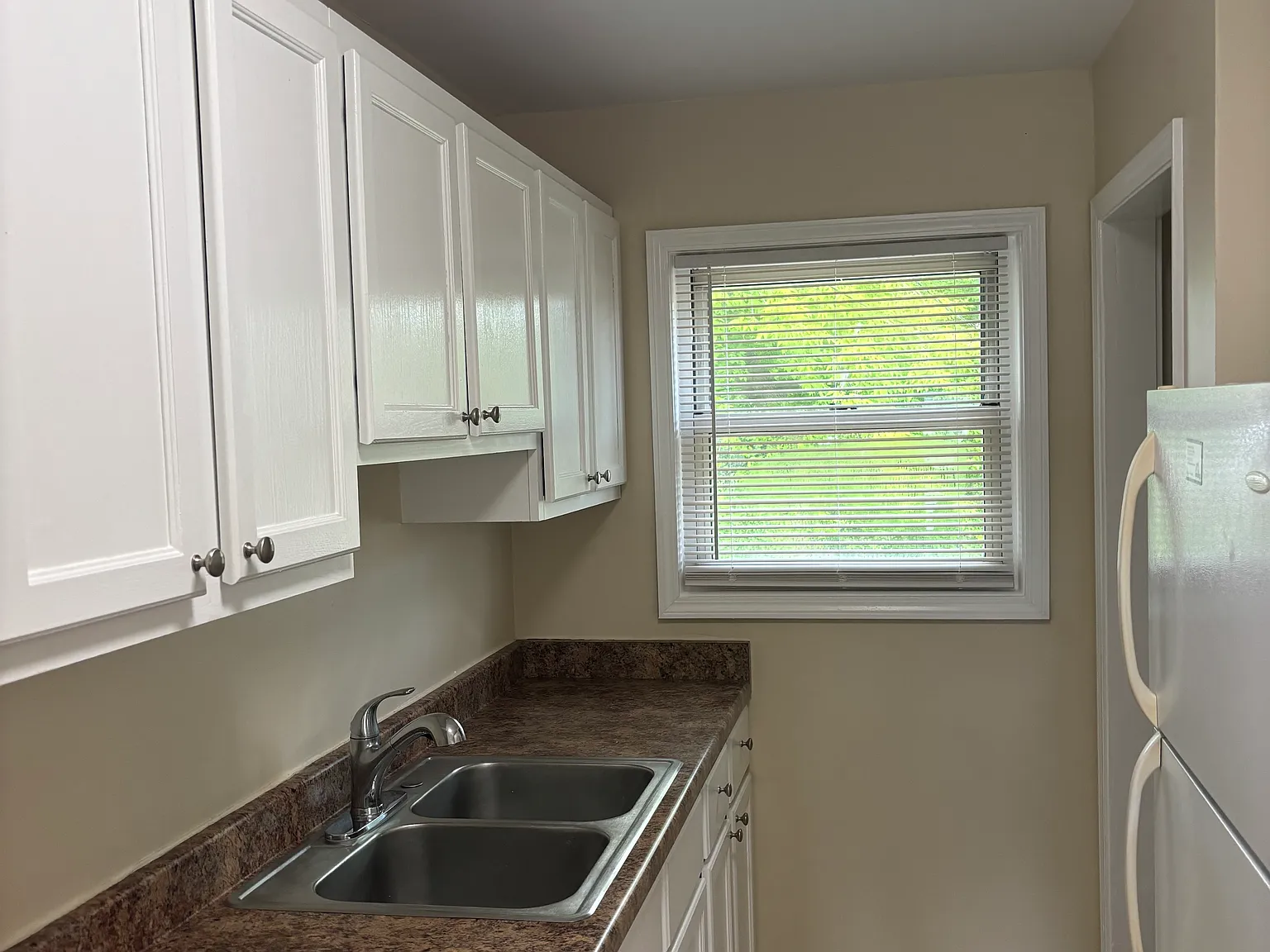 3 bed, 1000 sqft, $2,100 — Photo 3